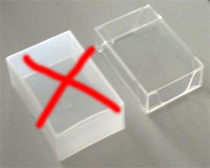 Vergleich: verformte weiche Box vom Markt und bruchfeste Plastilys-Box